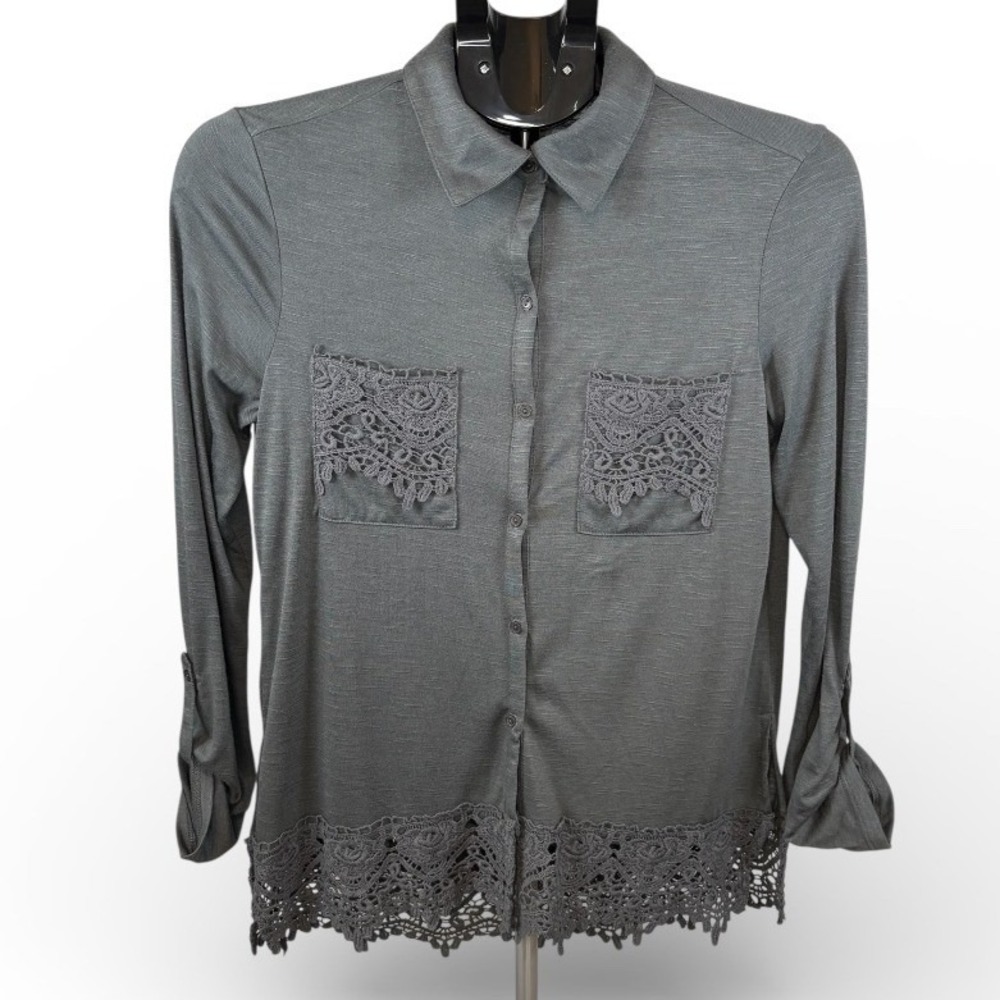 Daytrip Womens Gray Lace Trim Roll Tab Long Sleeve Button Front Shirt Small  NWT